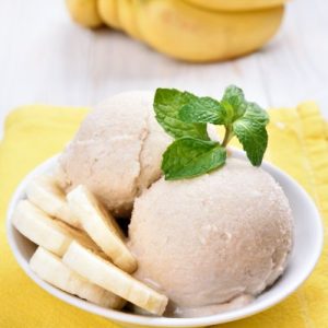 banana frozen yogurt, homemade frozen yogurt, healthy dessert recipe, easy frozen yogurt recipe, creamy banana yogurt, homemade dessert, frozen treat, ripe bananas, tangy yogurt